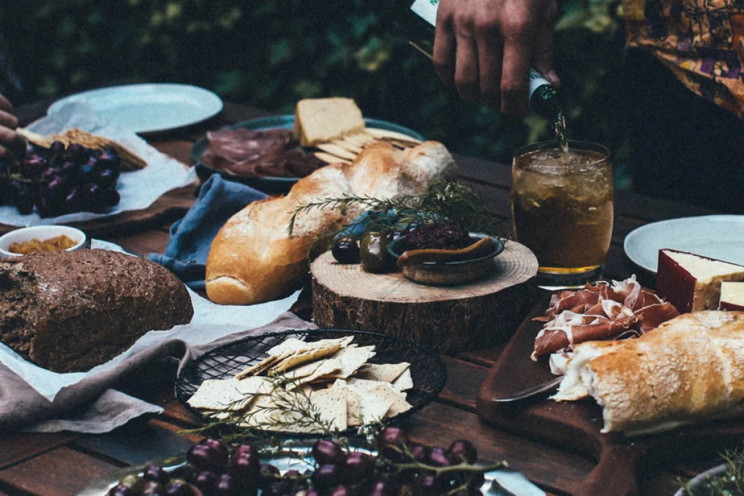 Griechische Spezialitäten auf einem Tisch