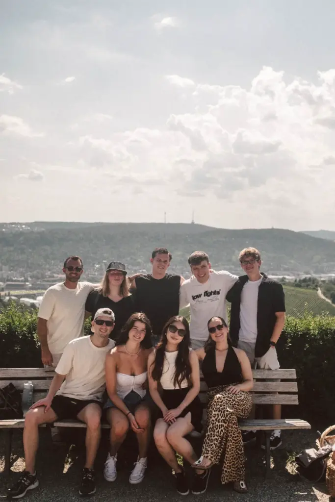 Das Team von Ostend Digital auf dem Weinberg über Stuttgart