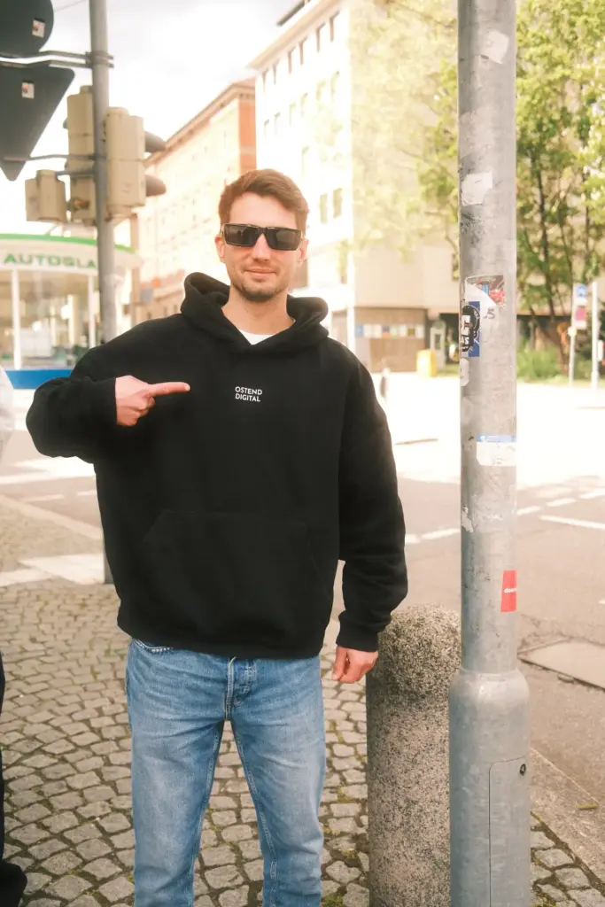Ostend Digital Hoodie mit Agentur-Branding