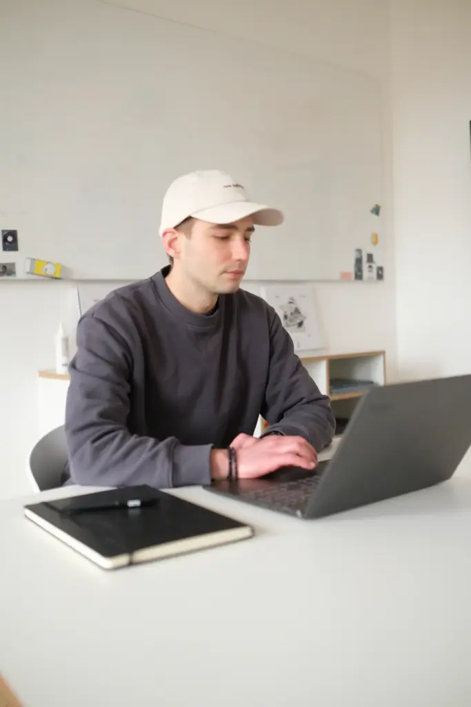 Mitarbeiter von Ostend Digital am Arbeitsplatz