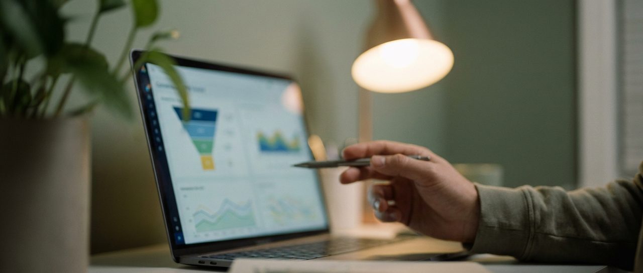 Conversion-Funnel-Analyse am Laptop