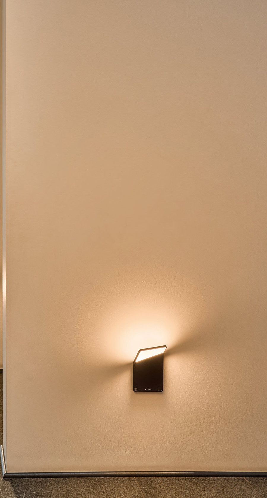 Kabellose Leuchte Winglet von Nimbus an einer Wand