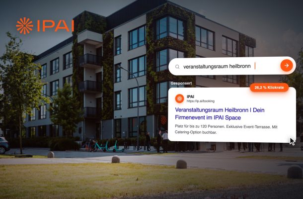 Google Ads Case IPAI Spaces: Google-Suche nach Veranstaltungsraum Heilbronn mit IPAI-Anzeige vor dem IPAI Spaces Gebäude in Heilbronn